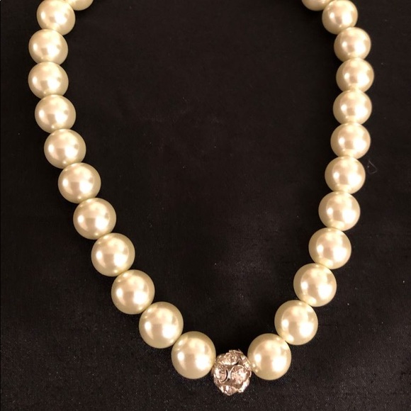 🆕🔥Large Pearl & Crystal Necklace - Picture 1 of 6